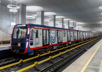 Terekhovo_-_station_hall_and_81-775_train_(5)_(cropped).jpg